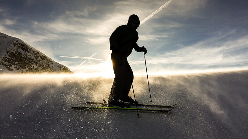 Skieur de profil sur des ski à la montagne