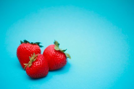 Photo de fraises sur fond bleu